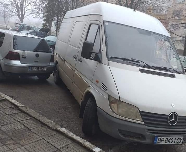 Нагъл шофьор вбесява цял вход на жилищен блок във Враца