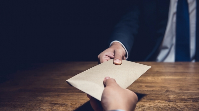 Антикорупционната комисия разследва висш държавен служител за злоупотреби и подкупи