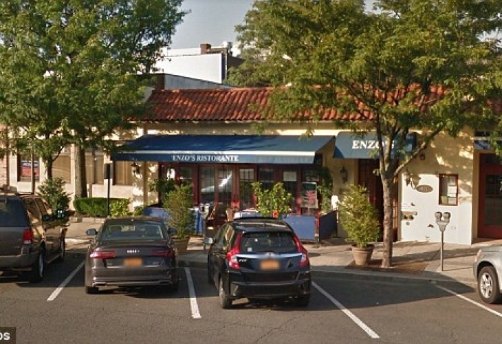 Кола се е врязала в посещаван ресторант в Ню Йорк