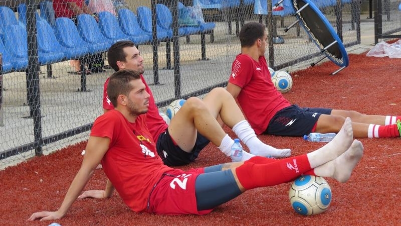 С група от 18 футболисти отборът на Кариана Ерден замина на