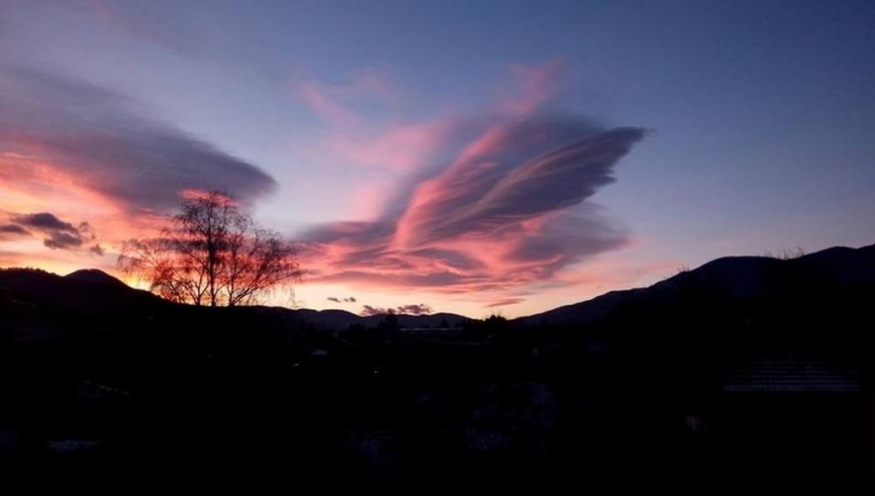 Ангелски криле и кръст се появиха в небето над Велинград