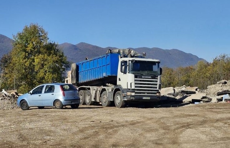 Грандиозна издънка на „LIDL“! Изриват боклуци от ремонта на магазина им на автогарата край язовира във Враца /снимки+видео/