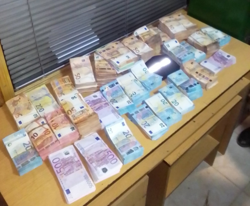Митничари откриха над половин милион евро в камион в района на ГКПП "Оряхово" /снимки/