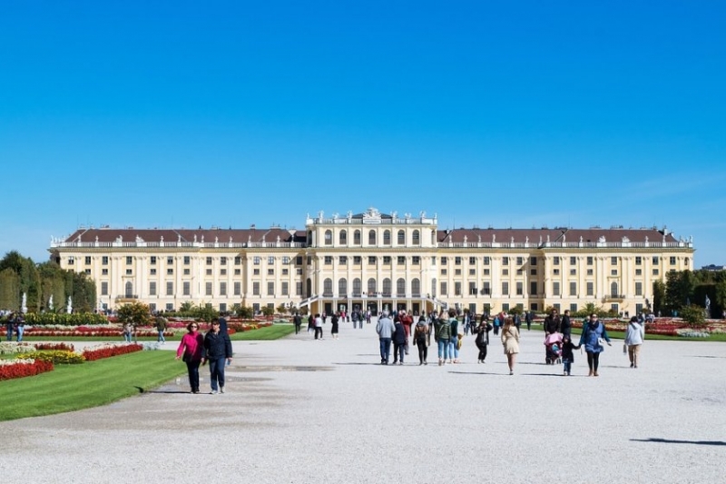 Австрия планира да наложи пълни забрани за неваксинираните хора на