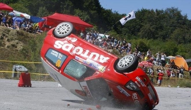 Състезателен автомобил удари зрител на рали Сливен