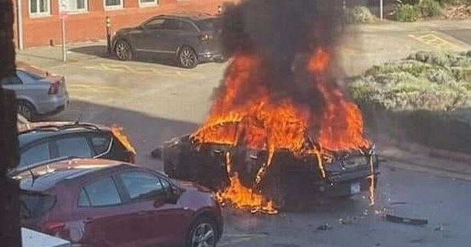 Един загинал и един ранен при експлозия на автомобил пред