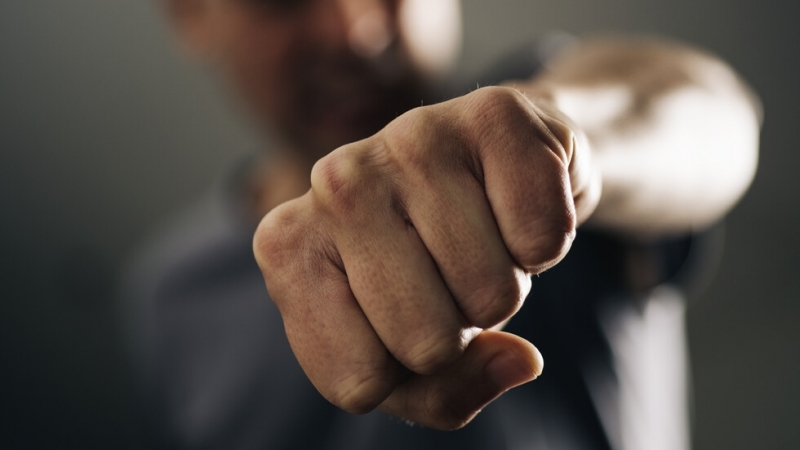 Баща и две деца нанесоха побой на 37 годишен мъж след