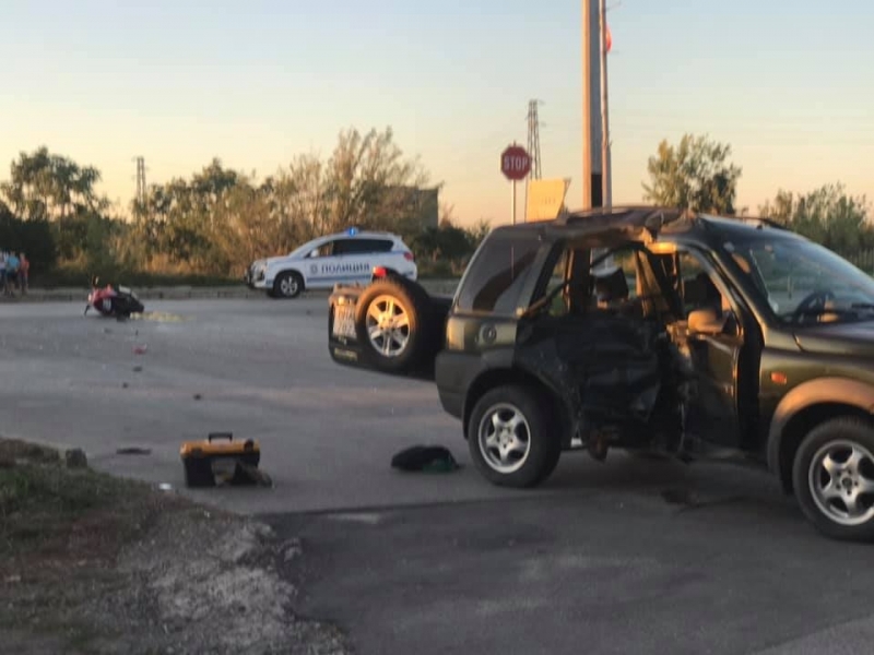 Моторист е в тежко състояние след като се заби в