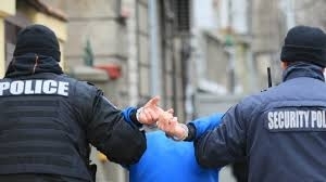 12 души сред които и английски гражданин постоянно превиващ в