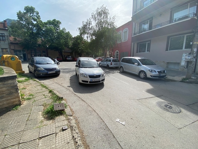 Безумно спряна фирмена кола затрудни трафика на централна улица във