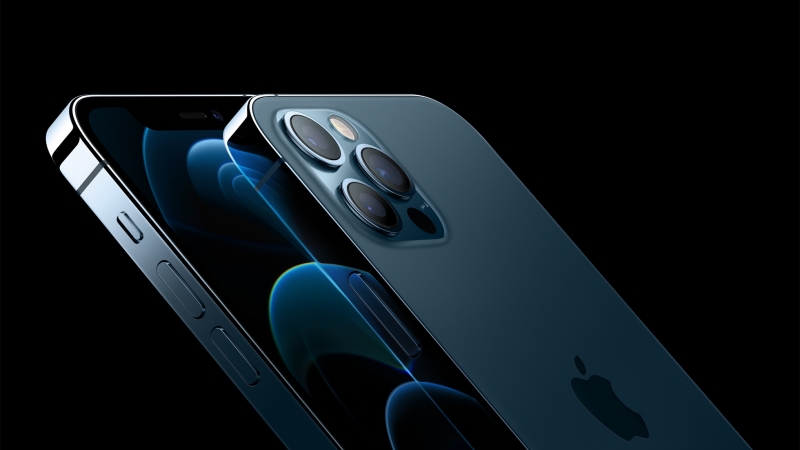 Компанията Епъл Apple представи първия си айфон iPhone който може