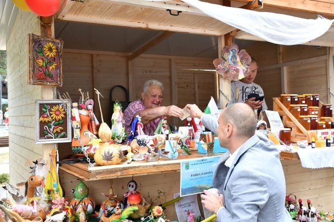Занаятчии и социални институции представиха ръчно изработени продукти в Берковица /снимки/