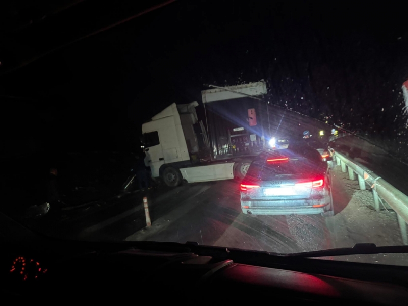 Катастрофа с ТИР затапи скоростен път Мездра Ботевград научи агенция