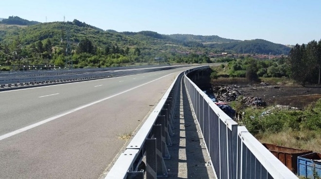 Отсечката от автомагистрала "Струма" край Дупница остава затворена поне три