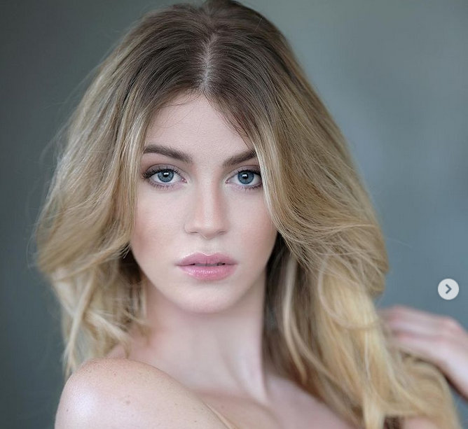 Италианската красавица Сара Кроче трупа сериозна популярност на Ботуша в