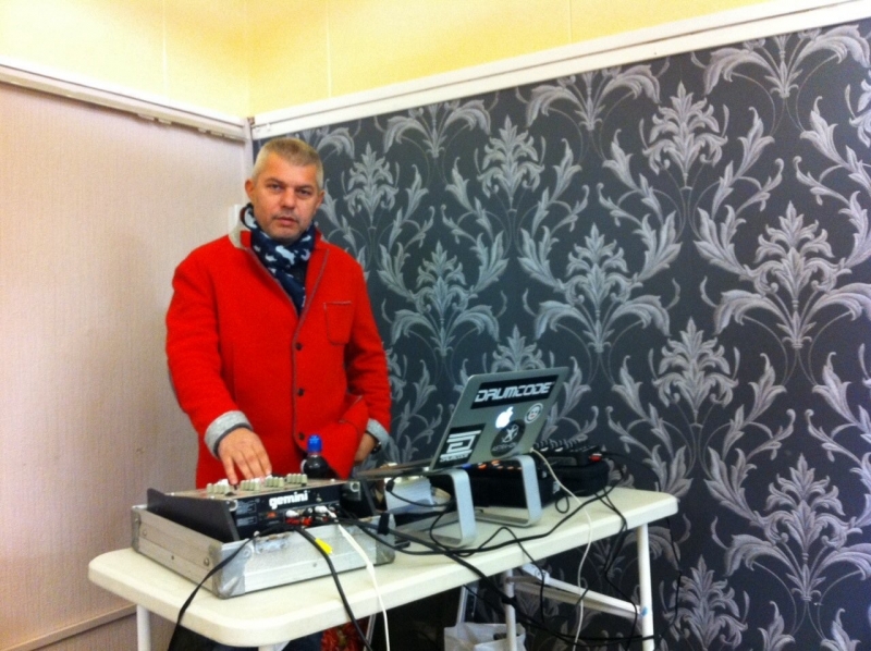 Започна патриотичната обиколка на Англия на култовия врачански диджей Тихомир