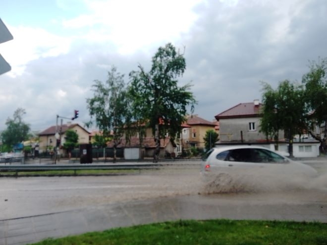 Летни неволи: Гръмотевична буря остави Чипровци без ток, продължила часове над Монтанско