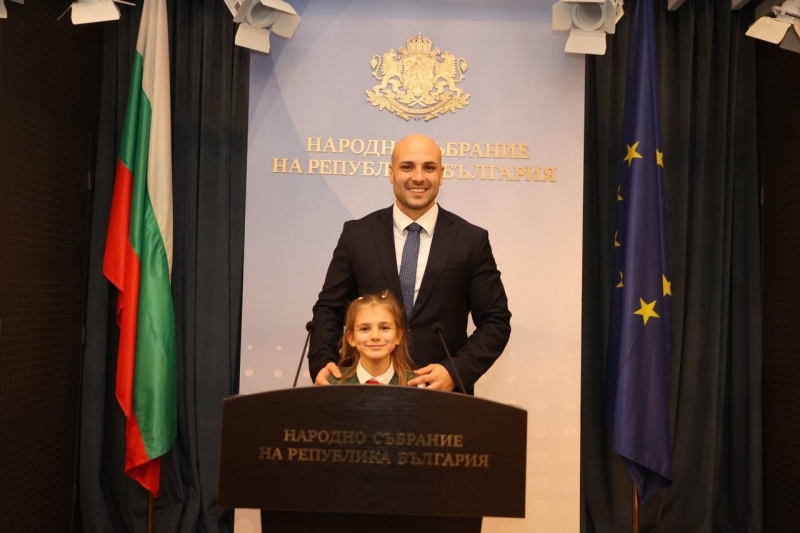 Ученици от Враца посетиха Народното събрание по покана на народните представители Мартин Харизанов и Красен Кръстев /снимки/