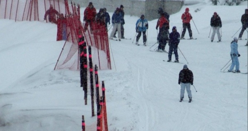 Снегът блокира 200 деца в хижа край Разлог, предаде БГНЕС.
