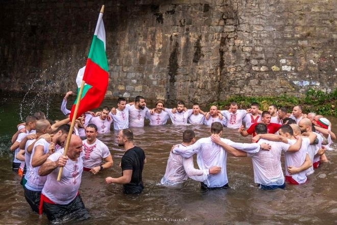 На големия християнски празник – Йордановден Богоявленският кръст бе спасен