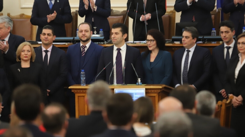 Премиерът Кирил Петков внесе оставката на кабинета в Народното събрание