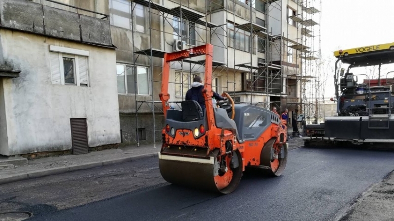 Запълване на дупки на междублокови пространства се извършва във видинския