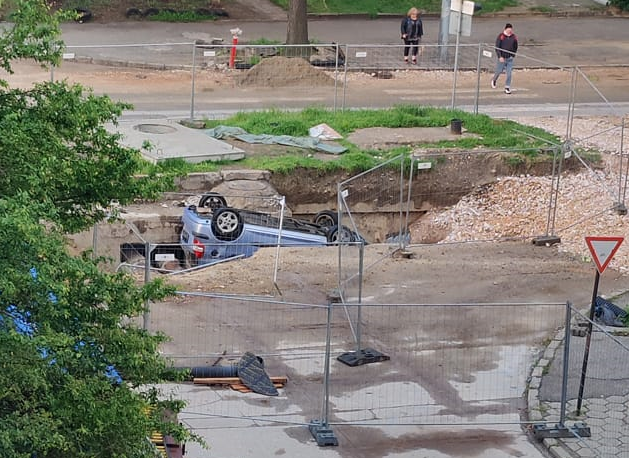 Кола падна в дълбок изкоп след гонка с полицаи в