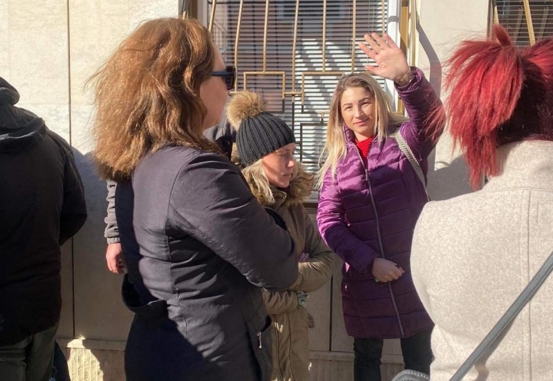 В петък пред Районния съд в Мездра Виктория Йотова сестра