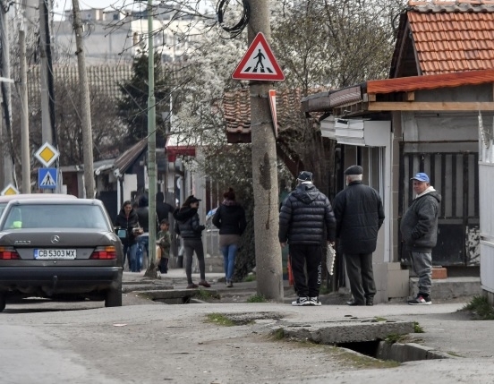 Въпреки че служители на МВР обикалят из ромските махали и