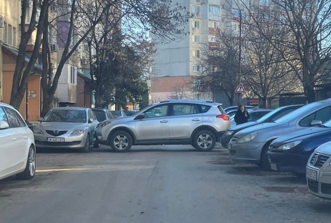 Монтански джип потегли сам и събра десетки погледи научи BulNews Случката