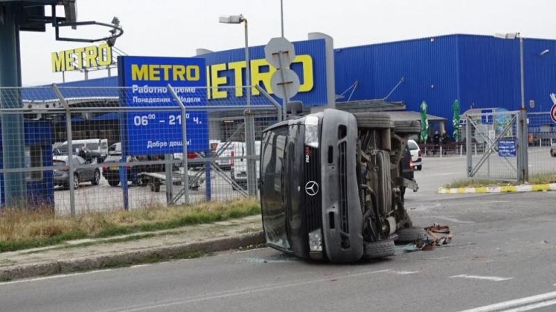 Миниван Мерцедес превозван върху колесар платформа падна върху Зелендолско шосе в