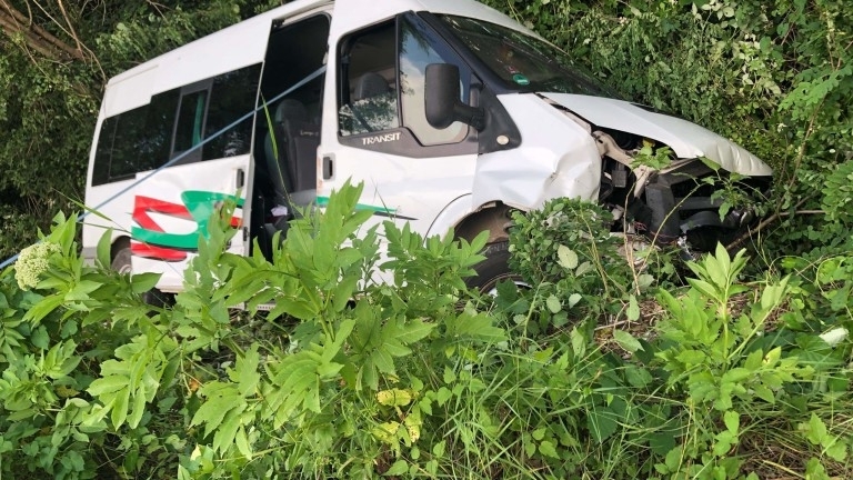 Полицията в Берковица нищи мистериозна катастрофа с краден бус научи