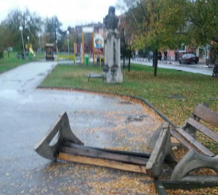 Служители на ОП Чистота възстановиха пейките разположени по пешеходната алея