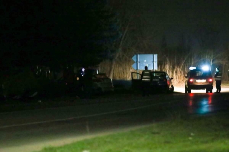 Лек автомобил Лексус е ударил полицейска кола тази нощ в