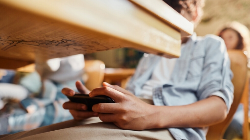 В Гърция забраниха децата в гимназиите да ползват мобилни телефони