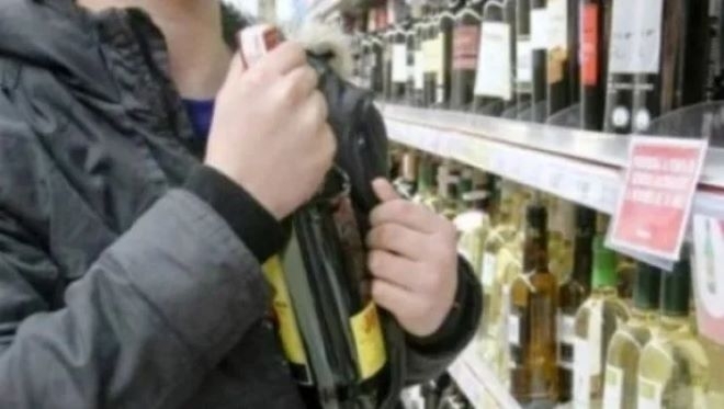 Мъж задигна 2 бутилки уиски от хипермаркет във Враца съобщиха