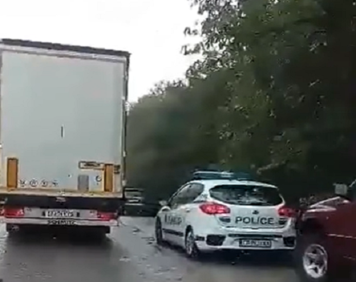 Опасен инцидент! Камион и кола се удариха край Оходен /снимки/