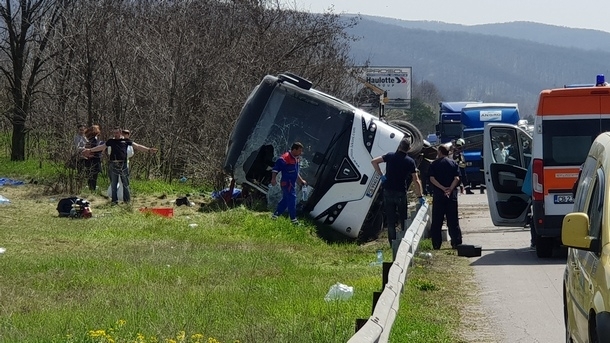 Шофьор на автобус от Видин е катастрофирал в Бургаско съобщиха