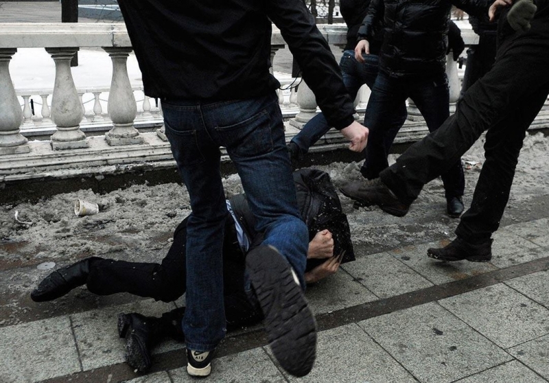 Млад мъж е в болница в тежко състояние след масов