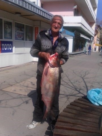 Дни преди сезонната забрана на риболова известният в Северозапада рибар Иван