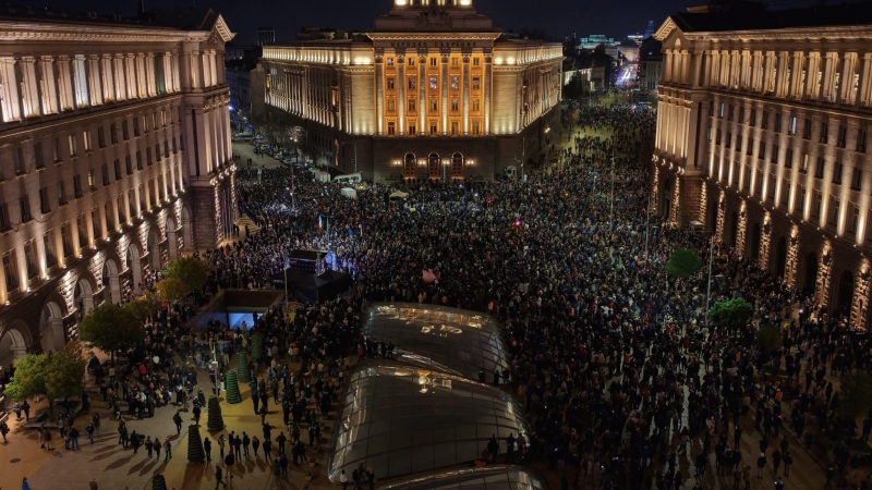 Кой не скача, е дебел! Хиляден протест срещу управляващите блокира движението при „Триъгълника на властта“ /снимки/