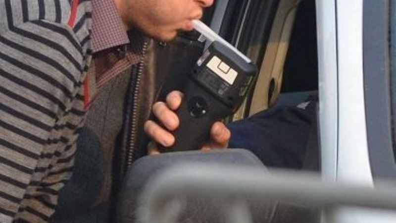 Полицаи са хванали пиян врачанин зад волана съобщиха от областната
