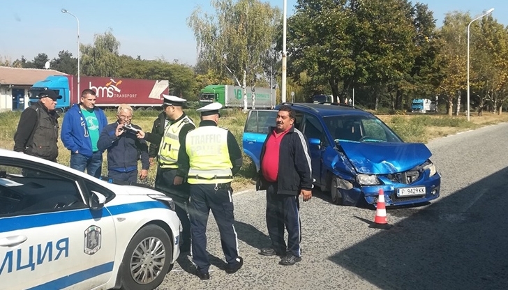Шофьор заби колата си в бетонни бордюри във Враца съобщиха
