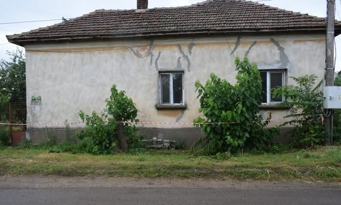 Двете осиротели деца на жената която беше заклана от мъжа