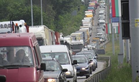 Огромни тапи и километрични опашки на границата с Румъния при