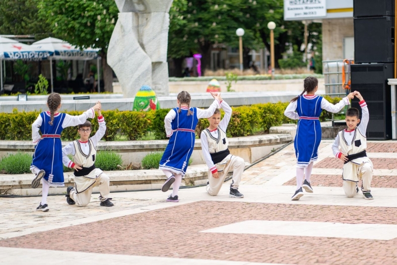 Повече от 500 подрастващи танцьори и певци от България и