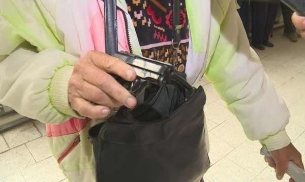 Вандал нападна баба във Враца посред бял ден съобщиха от