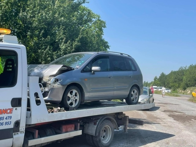 Шест автомобила попаднаха във верижна катастрофа на пътя до село