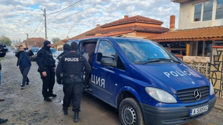 Служител на Община Брусарци: Ще ти бутна навеса, ако не гласуваш за ...