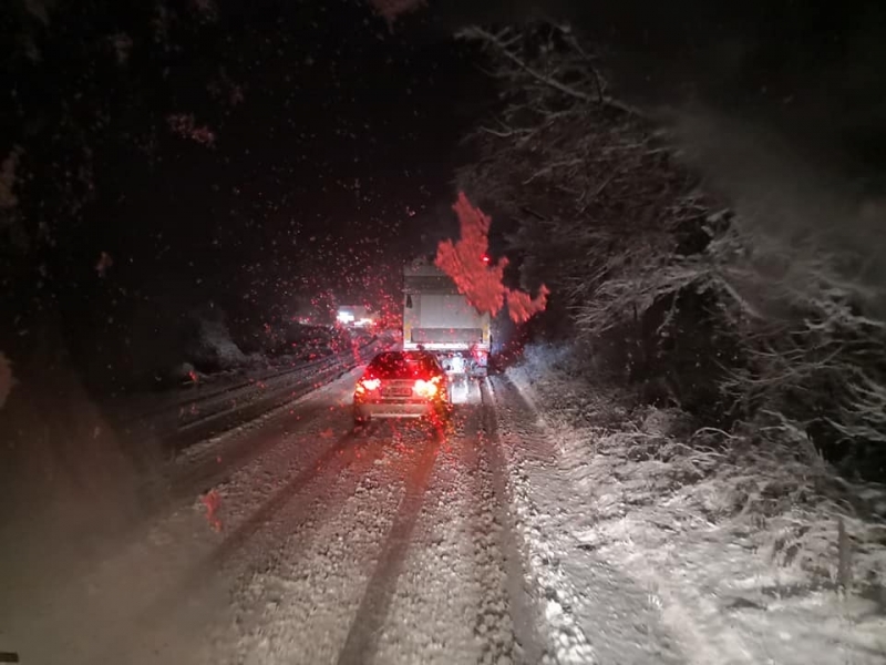 Напълно е блокирано пътуването по международния път Е 79 между Ботевград